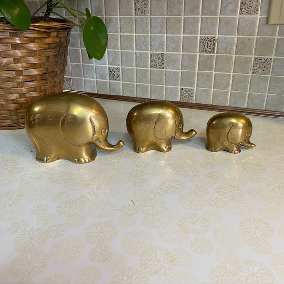 Vintage MCM Brass Elephant family kitschy decor - Picture 1 of 6